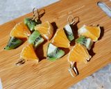 Une image de l'étape 3 de Brochettes orange kiwi 🍡.
