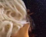 Gambar langkah 4 resipi Spaghetti Prawn Aglio Olio (Italy).