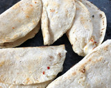 Foto del paso 2 de la receta: Quesadilla de salmón ahumado con orégano