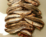 Foto del paso 3 de la receta: Anchoas fritas sobre cama de picadillo de ensalada