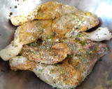 Foto del paso 1 de la receta: Muslos de pollo al horno con limón, tamari y vino blanco
