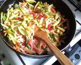 Foto del paso 2 de la receta: Pollo al wok con verduritas y spaghetti