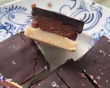 A picture of step 5 of Chocolate caramel squares - vegan.