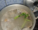 Foto langkah ke 3 dari resep Sup Ayam ala PakMin Klaten dengan Jamur Enoki.