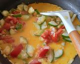 Foto langkah ke 4 dari resep Scramble Egg Tomat Timun.