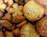 A picture of step 4 of Sweet semolina biscuits 😊(meethi rawa puri).