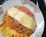 รูปขั้นตอนการทำที่ 6 ของ ไข่เจียวบะหมี่ชีส