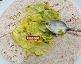 Gambar langkah 3 resipi 👩‍🍳Chicken Salami Wrap with Avacado Mash.