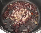 Foto del paso 3 de la receta: Guisantes picantitos con morcilla y menta y huevo poché