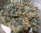 Foto langkah ke 4 dari resep Bakwan Renyah Daun Kelor.