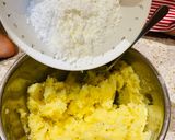 Hình bước làm 2 của món Vào bếp cùng con: bánh khoai tây bọc phô mai chiên (potato mochi) cho ngày mưa hoặc không