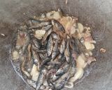 Foto langkah ke 2 dari resep Oseng Ikan Asin Belanak Cabe Hijau.