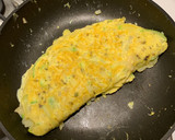 Foto del paso 5 de la receta: Tortilla de calabacín, cebolla y parmesano