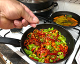 Foto del paso 5 de la receta: Escalopas de lomo con pimientos, queso y guarnición de verdura confitada