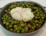 Foto del paso 8 de la receta: Guisantes frescos con jamón y huevo poche