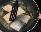 Foto del paso 2 de la receta: Dorada a la pimienta verde