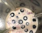 Gambar langkah 2 resipi Blueberry Smoothie.