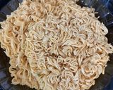 Hình bước làm 1 của món Mì Gói Xào Bò Trứng