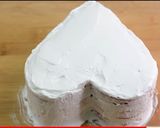 A picture of step 7 of Valentine special cake.