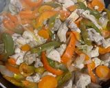 Foto del paso 6 de la receta: Pollo con verduras al vino blanco