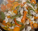 Foto del paso 6 de la receta: Pollo con verduras al vino blanco