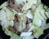 รูปขั้นตอนการทำที่ 4 ของ อุด้งนาเบะผักกาดขาวหมูสไลด์ (豚バラ白菜のうどん鍋)