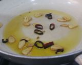 A picture of step 3 of Spaghetti with Garlic, Oil, and Chili Pepper (Spaghetti aglio, olio e peperoncino).