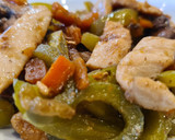 Foto del paso 4 de la receta: Salteado de pollo con portobello, zanahorias y pimiento