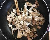 Foto del paso 4 de la receta: El maitake itame~el sofrito de hongo y cerdo~