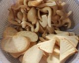 Hình bước làm 1 của món Nấm kho lá quế
