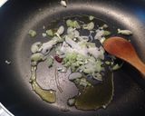 Foto del passaggio 5 della ricetta Linguine mantecate con cipollotto e acciuga, con filetto di pesce persico su crema di cavolfiore