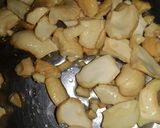 A picture of step 3 of Apple halwa.