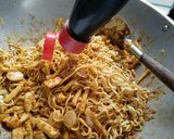 Foto langkah ke 6 dari resep Mie Goreng Kucai.