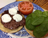 Foto del paso 2 de la receta: Hamburguesa de buey con cebolla caramelizada, queso de cabra y hojas de espinaca🍔🍃🐐