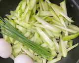 Hình bước làm 1 của món Su hào xào trứng