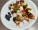 Foto del paso 6 de la receta: Brochetas de pollo con verduritas y arándanos
