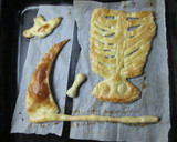 Foto del paso 9 de la receta: Calavera de hojaldre con dulce de leche