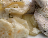 Foto del paso 3 de la receta: Pollo y patatas al horno con gratén de queso 🍗🧀