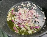 Une image de l'étape 9 de Courgettes et tomates, oignon rouge au bouillon de gambas.