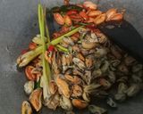 Foto langkah ke 5 dari resep Oseng Kerang dan Kulit Melinjo.