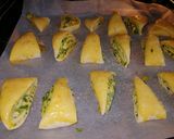 Medvehagymás háromszögek recept fázis 2 fotója