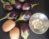 बैंगन आलू सब्जी काठियावाड़ स्टाइल में (Baingan Aloo Sabji Recipe In Hindi) रेसिपी चरण 1 फोटो