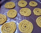 A picture of step 4 of Chakli (murrukku).