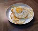 Foto langkah ke 2 dari resep Telur Ceplok Saus Madu.