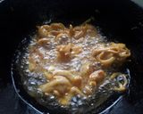 कांदाभजी (खेकडा भजी) (kanda bhaji recipe in marathi) रेसिपी स्टेप 3 फोटो 
