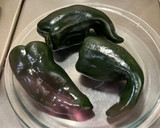 Foto del paso 1 de la receta: Chuleta de res con salsa de chile pasilla y pimiento verde