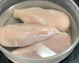 Foto del paso 1 de la receta: Pechugas de pollo jugosas, al horno