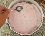 Foto del passaggio 6 della ricetta Cheesecake ai frutti di bosco senza cottura