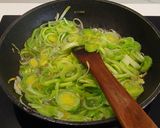 Foto del paso 3 de la receta Coca rústica de champiñones al ajillo con lecho de puerro y toque de Grana Padano