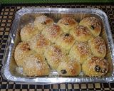 A picture of step 10 of Mini raisins buns.